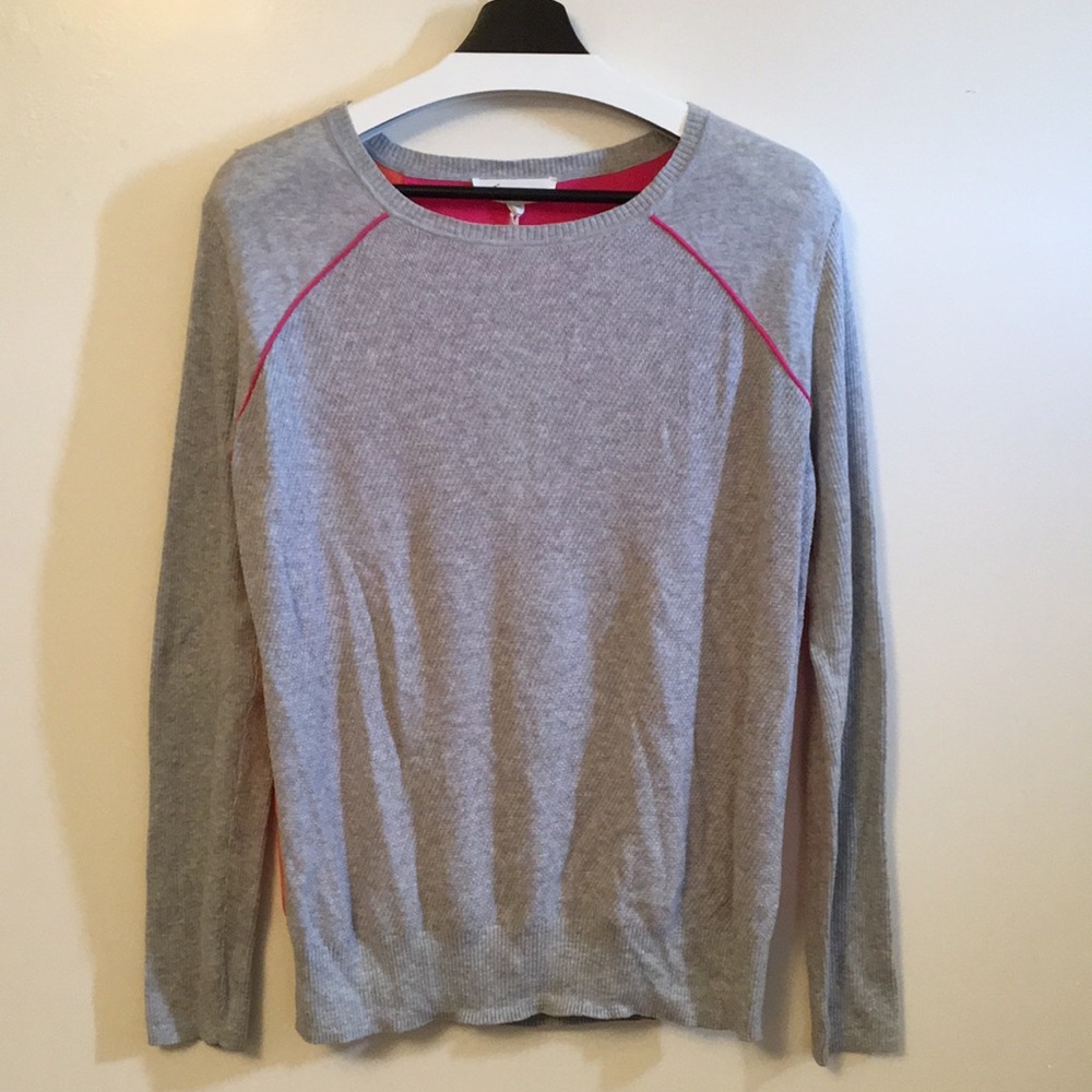 Two by Vince Camuto gray sweater w pink orange bk